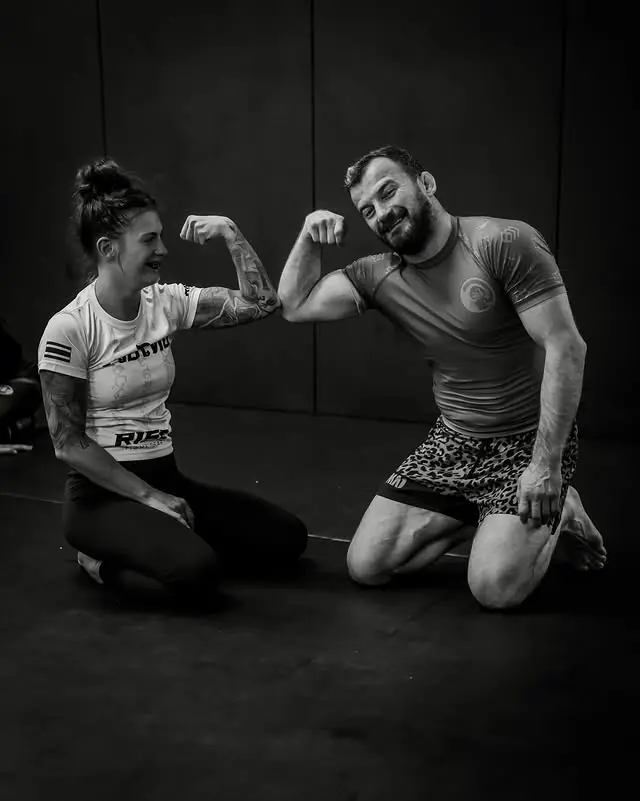Zwei Athleten beim Sparring auf der Matte bei BJJ Rostock