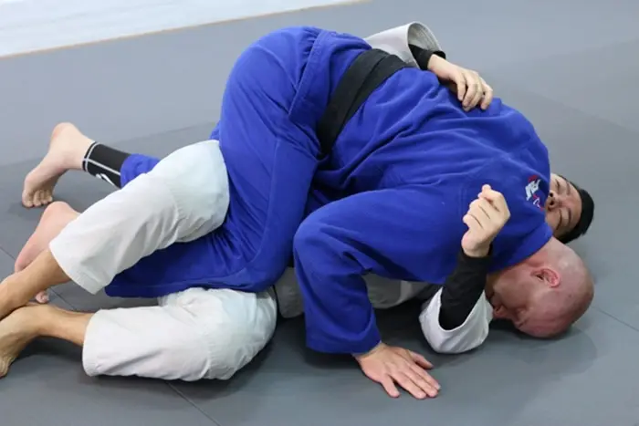Live grappling rounds during an adult BJJ class